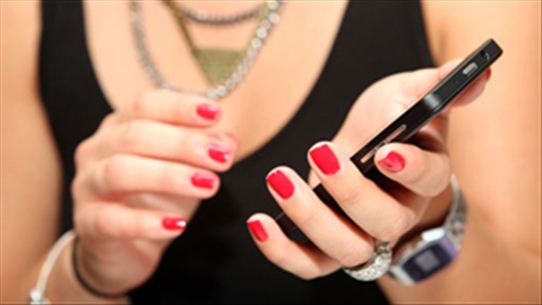 Khắc phục tác hại không ngờ của điện thoại đối với da của bạn