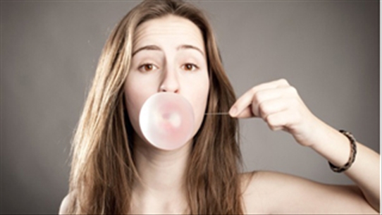 Mổ xẻ tác hại khi bạn nhai kẹo cao su thường xuyên