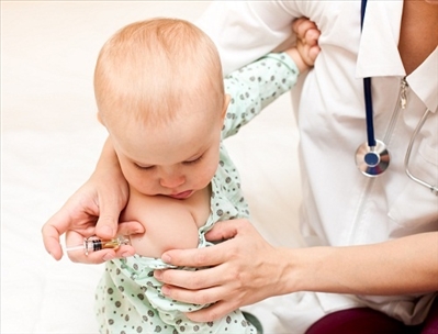 Bác sĩ Nhi hướng dẫn các loại vắc-xin cần ưu tiên tiêm cho trẻ em