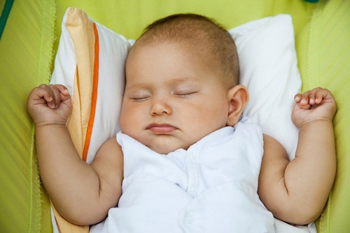 Mối nguy hại khôn lường khi cho trẻ dùng gối quá sớm