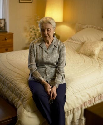 Chức năng sinh lý thay đổi khiến người già thường đi tiểu đêm