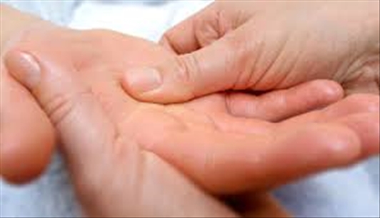 Thuốc nào giúp chữa bệnh ra mồ hôi tay chân hiệu quả?