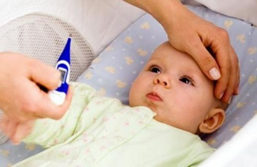 Cẩm nang cách chăm sóc trẻ sơ sinh bị sốt khi tiêm phòng