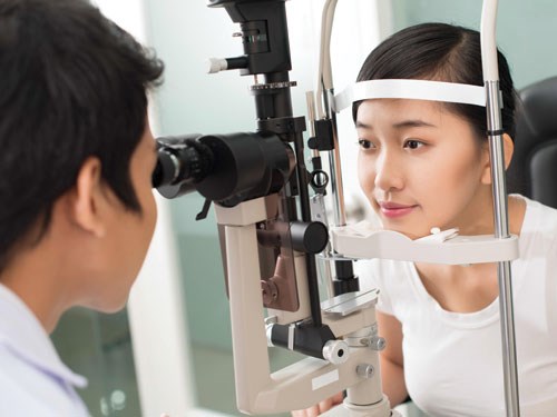 Lời khuyên của chuyên gia khi sử dụng kính áp tròng nhất định phải biết