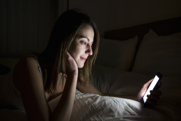 Lý do bạn nên ngừng sử dụng điện thoại vào ban đêm