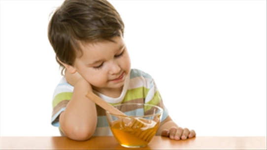 Vì sao mẹ không nên cho trẻ ăn muối, đường, mật ong?