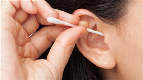 Bị đau sau khi ngoáy tai bằng bông tăm, thì phải làm sao?