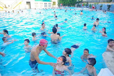 Rất nhiều những nguy cơ lây nhiễm một số bệnh từ bể bơi