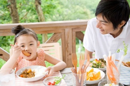 Giúp bé ăn ngon miệng trong ngày nóng bằng thực đơn phong phú