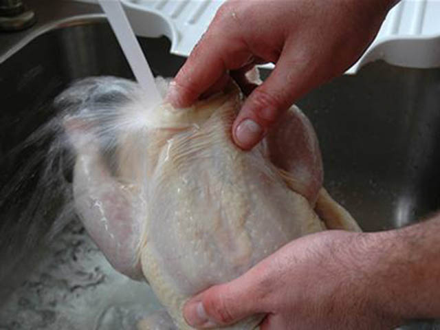 Bạn không nên rửa thịt gà hay bất kỳ loại thịt nào khác trước khi chế biến
