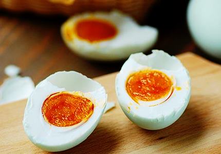 Học cách làm trứng vịt muối vô cùng đơn giản ngon lành không lo đói bụng