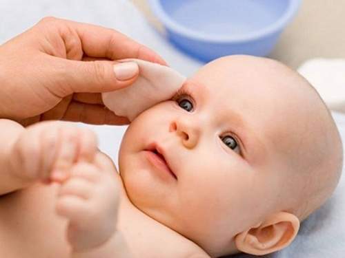 Mách mẹ cách vệ sinh mắt, mũi cho trẻ sơ sinh an toàn hiệu quả