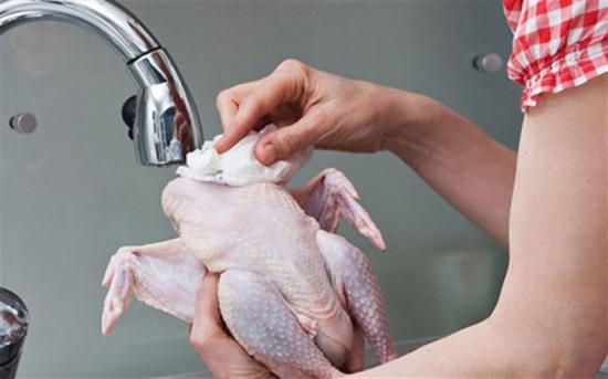 Thực hư chuyện rửa thịt gà sống trước khi nấu có thể gây chết người?