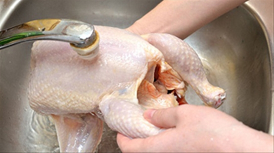 Băn khoăn có nên rửa thịt gà trước khi chế biến - Phản khoa học