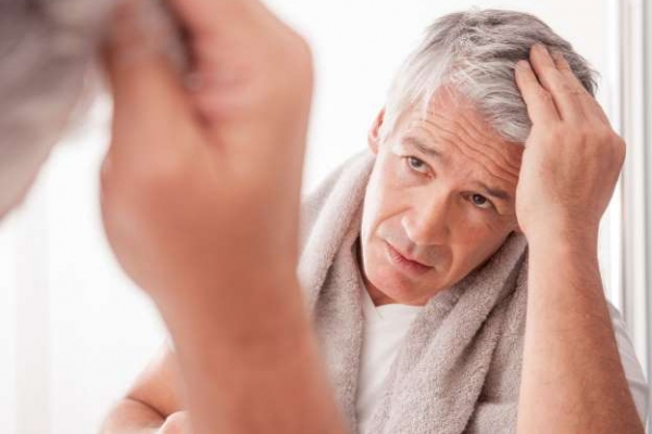 Rụng tóc từng mảng có đáng lo hay không và cần làm thế nào để khắc phục?