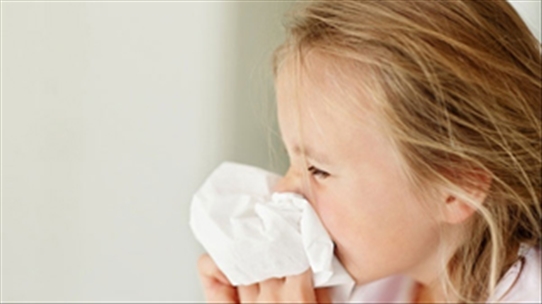 Trẻ hay bị viêm mũi khi trời lạnh các mẹ phải làm sao?