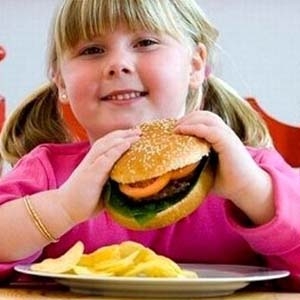 Sai lầm của việc ép trẻ dùng sản phẩm dinh dưỡng năng lượng cao