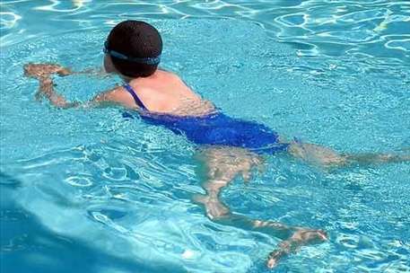 Bị hen phế quản có thể chơi thể thao như bơi lội được không?