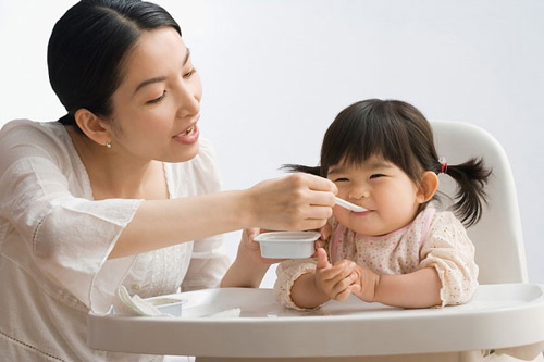 Hiểu lầm tai hại của mẹ khi cho trẻ ăn sữa chua hàng ngày