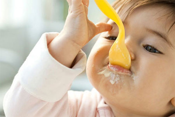 Mách mẹ cách cho trẻ ăn sữa chua tốt nhất với sức khỏe của con