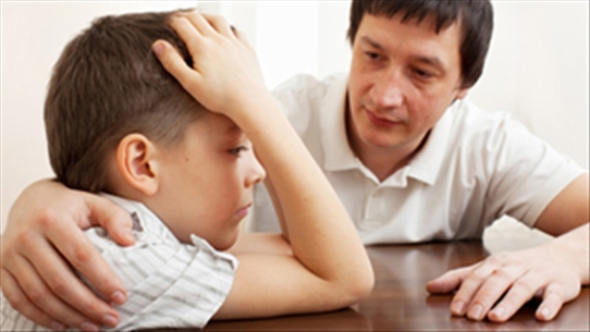 Bế tắc khi dạy con, cha mẹ phải làm sao để trẻ bớt bướng bỉnh?