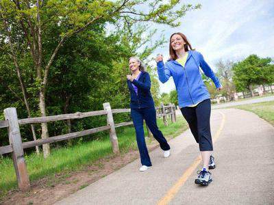 Nên đi bộ khi bị tăng huyết áp, các bạn biết vì sao phải vận động thế nào? Hãy cùng nhau tìm hiểu thêm nhé!