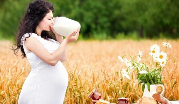 Theo mẹ bầu có bắt buộc phải uống sữa trong thai kỳ?