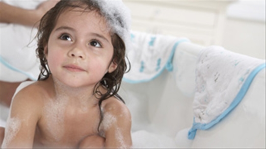 Chụp ảnh con khi tắm: Đơn giản để làm kỉ niệm hay xâm phạm quyền riêng tư của chúng?