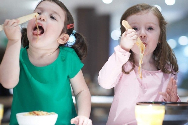 5 điều đơn giản dạy trẻ nhỏ thói quen ăn uống lành mạnh