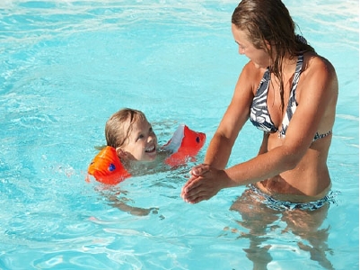 Làm sao để tránh rủi ro khi đi bơi cho các bé ngày hè?