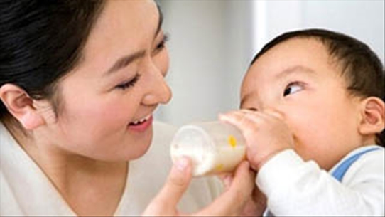 Lưu ý khi cho trẻ uống sữa bột mà các mẹ nhất định phải biết
