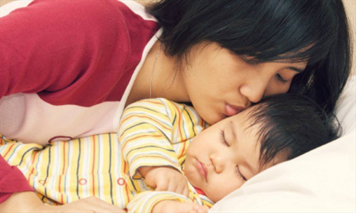 Ngủ cùng mẹ trước 3 tuổi giúp trẻ nhỏ phát triển tối ưu