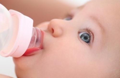 Cho trẻ sơ sinh uống nước thêm nước lọc, cẩn thận hại con