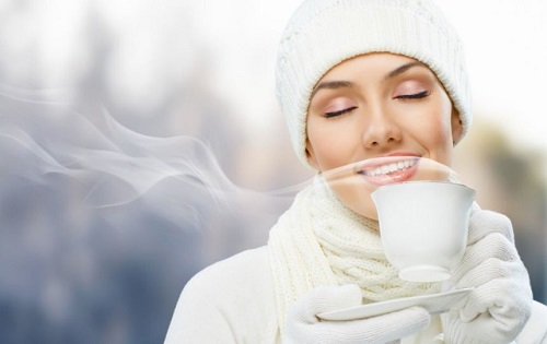 Mùa thu đông uống nước nóng mang lại nhiều lợi ích cho sức khỏe