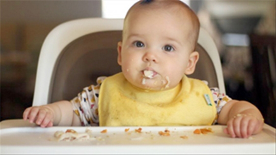Một số biện pháp làm giảm phản xạ ọe và giúp trẻ nhỏ chấp nhận thức ăn thô