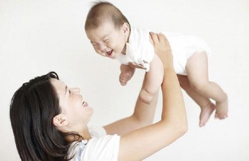 Hội chứng rung lắc ở trẻ sơ sinh có thể bị nếu bố mẹ bế không đúng cách