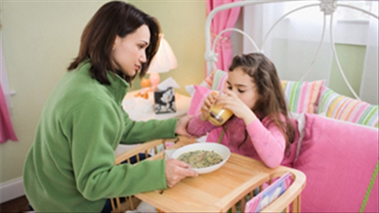 Mách nhỏ các bố mẹ những thức ăn trẻ mắc sởi cần kiêng