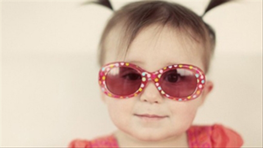 Cho trẻ nhỏ đeo kính râm trong thời gian dài: Lợi hay hại?