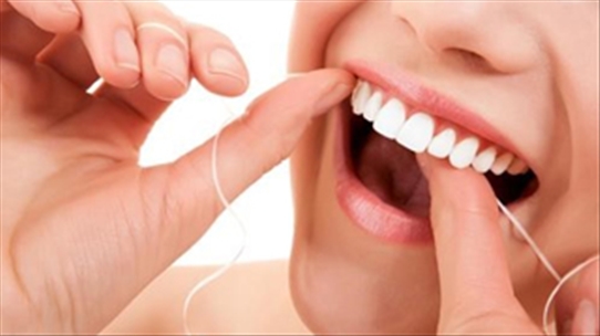 Để làm sạch răng sau ăn, hãy dùng tăm nước hoặc chỉ nha khoa!