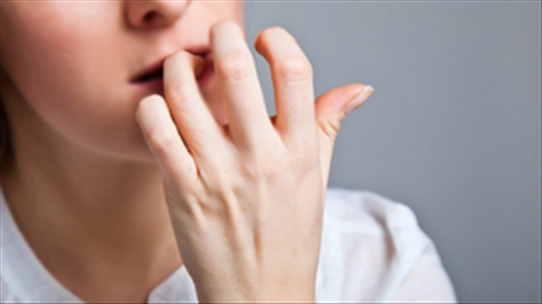 Cắn móng tay có thể bị mẻ răng, mắc một số bệnh nguy hiển