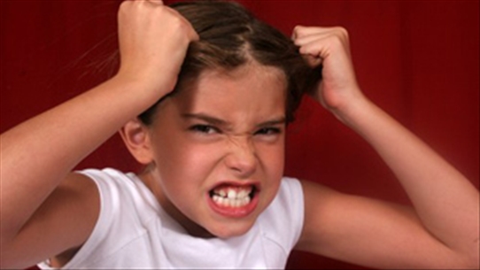 Mẹ nên làm gì khi trẻ con hay cáu giận và khóc nhặng xị lên?