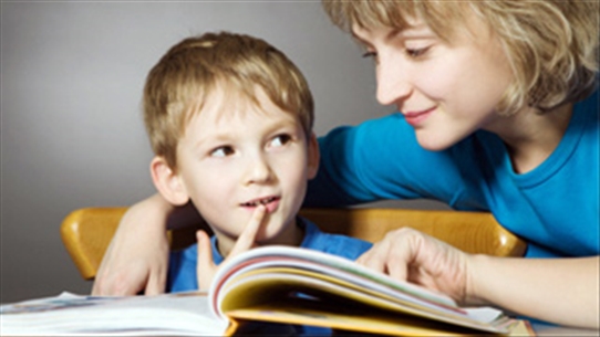 Cha mẹ nuôi dưỡng trí tuệ cho trẻ em từ thói quen đọc sách