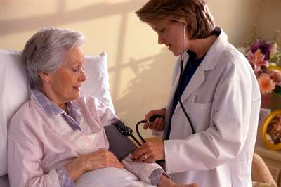 Hướng dẫn cách chăm sóc người bệnh tăng huyết áp tại nhà