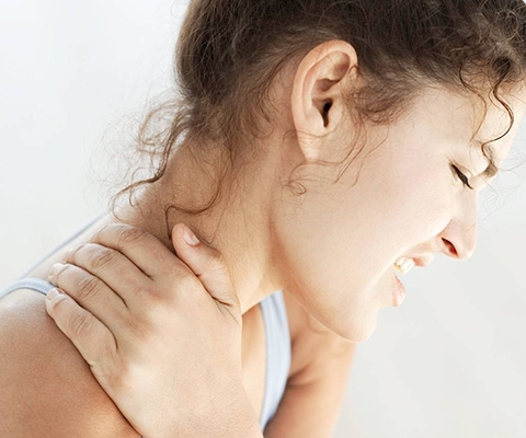 Chứng đau cổ mạn tính và các nguyên nhân chính phổ biến