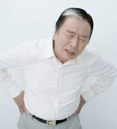 Chứng đau lưng ở người cao tuổi, phải làm sao để chữa dứt điểm?