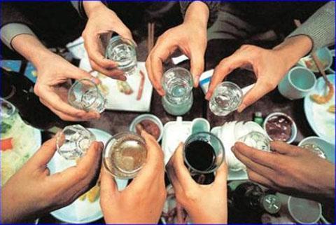 Người bệnh gan mà nghiện rượu cần bỏ rượu để tránh xơ gan