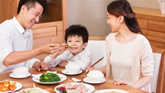 Cách tốt để giáo dục quy tắc ăn uống cho trẻ nhỏ từ "bữa tiệc gia đình"