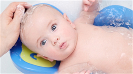 Tắm rửa, vệ sinh cơ thể trẻ dưới 1 tuổi như thế nào?