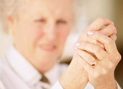 Thoái hóa khớp bàn tay ở người cao tuổi cần xử lý ra sao?
