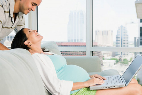 Sức khỏe sinh sản: Bà bầu dùng máy tính dễ sảy thai, có thật phải vậy?